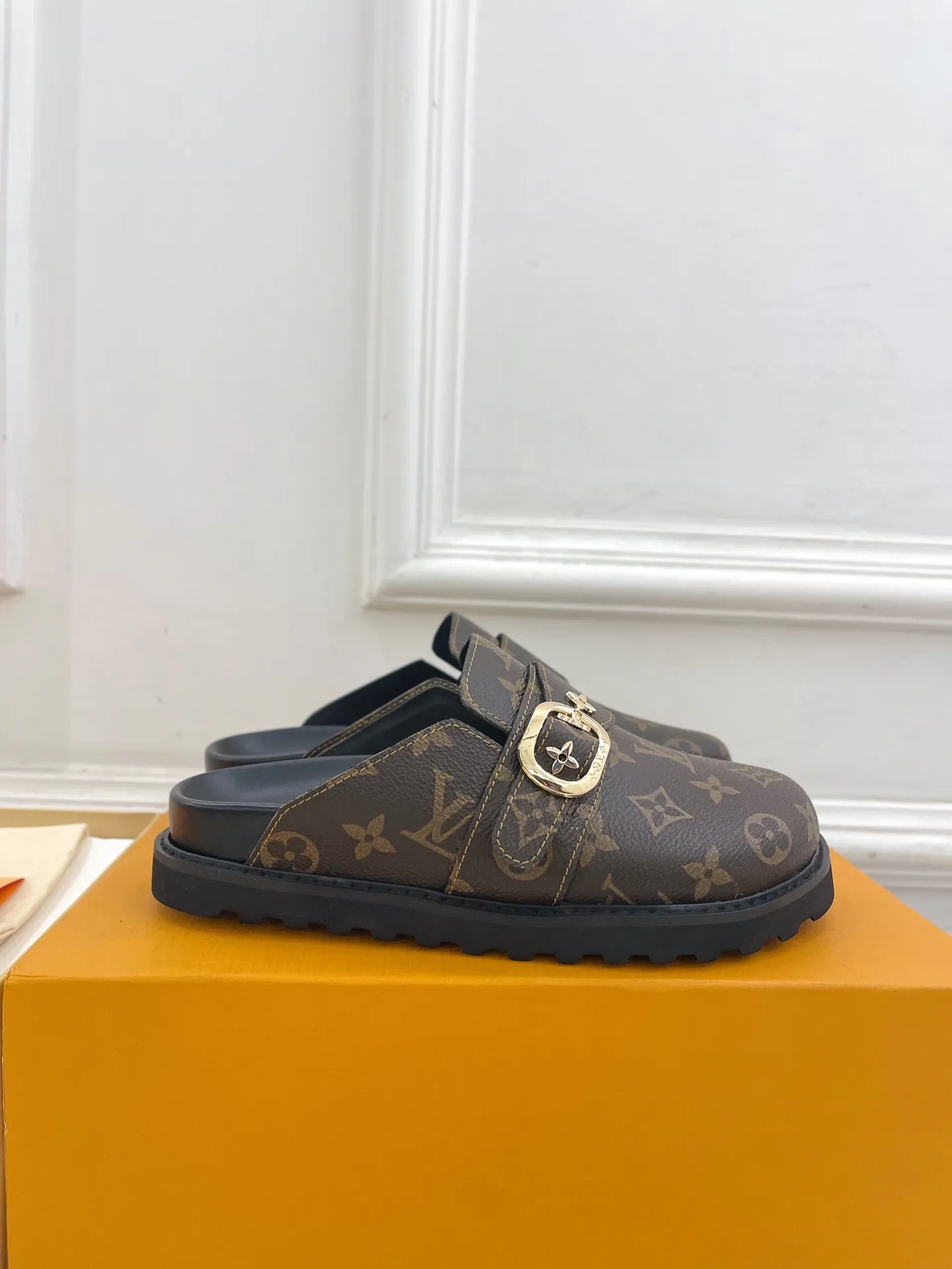 👟👟Ex-factory price 580👟👟 Men's model ➕10 LV | Louis Vuitton 25𝐬𝐬 🧡💚2025 Early spring new model Top version ⚠️ The counter features the latest LV COSY COMFORT metal buckle Bread Mule slippers hard goods new🆕 ❥BS purchasing level! Full of high-end feel! A popular model among bloggers at home and abroad, it’s retro and fashionable and looks amazing on your feet! Mainly recommended models on the official website★ ━━━━━ ЅᏇєєt ━━━━━ ▪️Upper: original specific cowhide/old leather ▪️lining: imported cowhide lining ▪️outsole: original molded outsole ▪️shoe size: women's size 35-39 (customized at 40.41) Men's size 40-44 (45.46 customized)